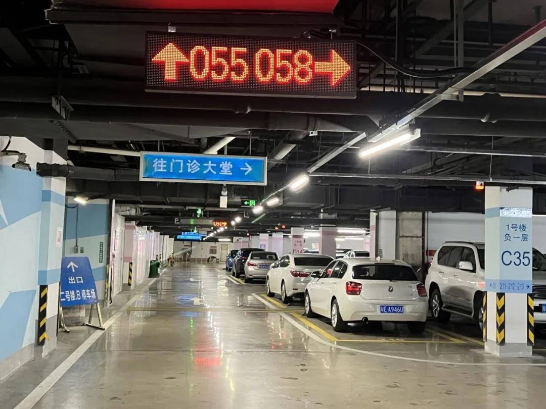 实力认证！艾科智泊荣获2025年度“医院智慧停车”奖项